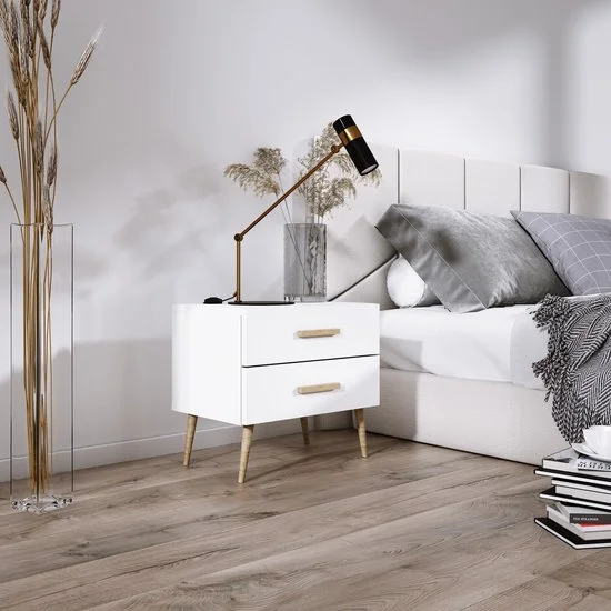 Wit houten nachtkastje